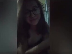 Малолетка даёт полизать собаке