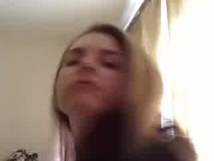 Дает полизать собаке