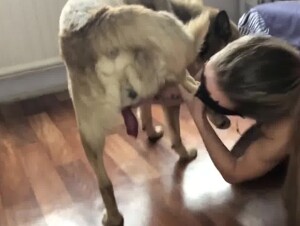 Соня развлекается с кобелем