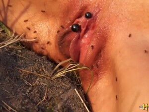 Девушка с насекомыми