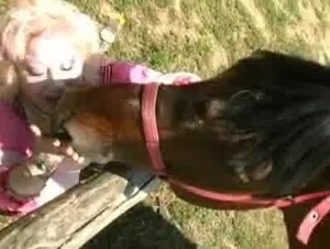 GORDA TETONA JUGANDO CON UNA PORONGOTA