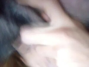Jovencita flaca chupando la polla de su perro